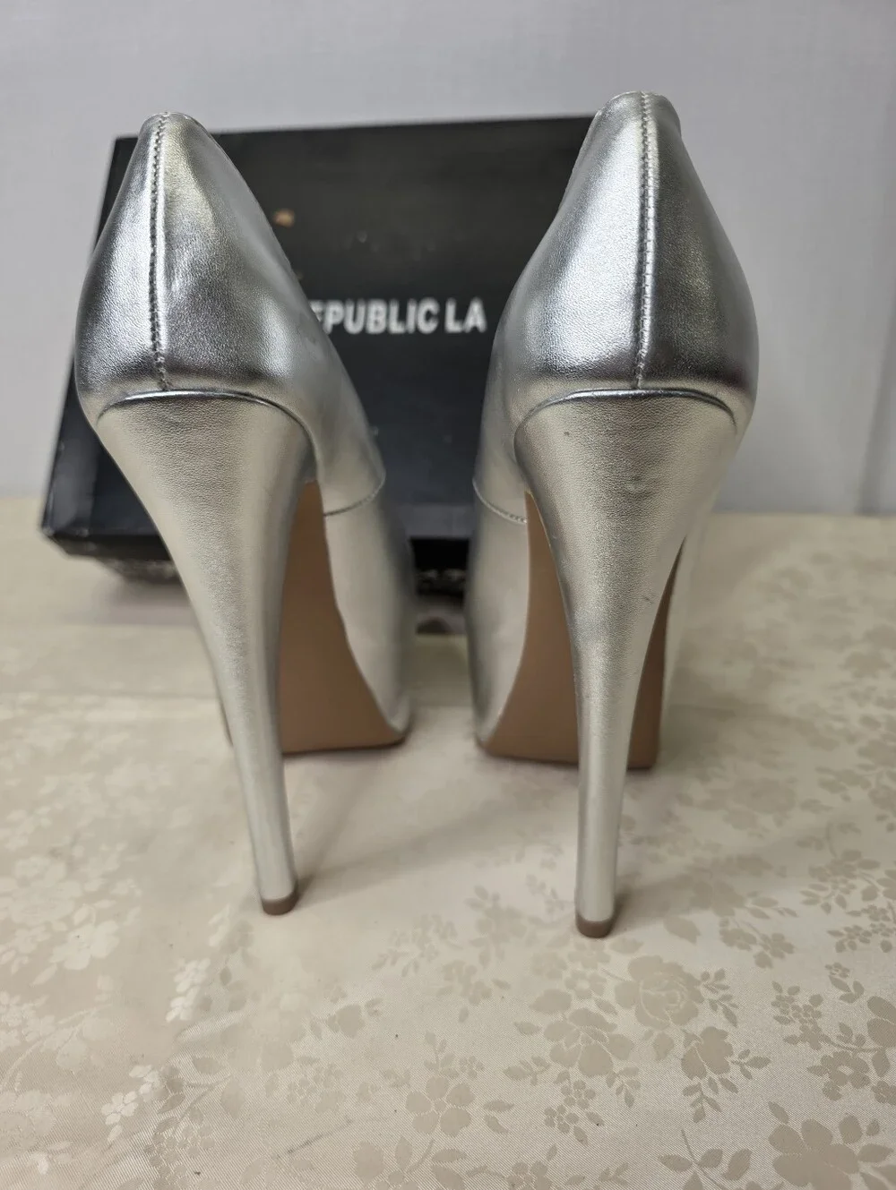 SHOE REPUBLIC LA Venerable Silver Platform Pump Heel Rhinestone Toe 7.5